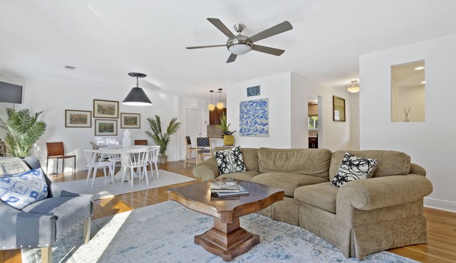 3BR/2BA w/water views-game room-dock. Near Downtown Ocean Springs! Twin Palms
