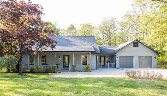 3BR 3 Bath home with hot tub eight minutes from Cave Run Lake