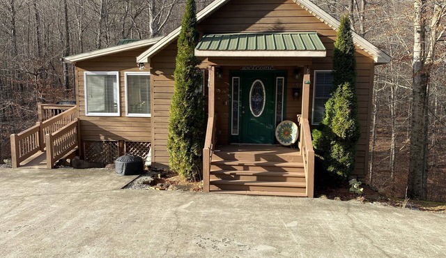 3BR 3BA Cabin, with hot tub, 3 Pools, Boat Ramp with Dock 1 mile away.