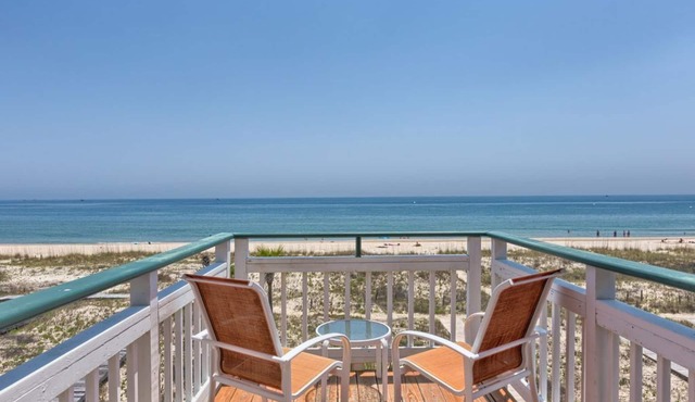 3BR/3BA Dog-Friendly, BEACHFRONT, Center of Island