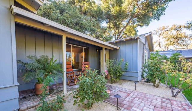 3BR/3BA Hidden sanctuary among the shady oaks in downtown.