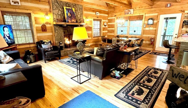 3BR 3BA Log Cabin, Pond Front, Hot Tub, Pool Table, near Skiing & Pet friendly