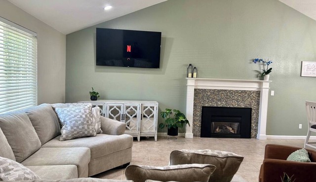 3BR/3BA, Pool, Daybed, Outdoor BA/Shower & Netflix