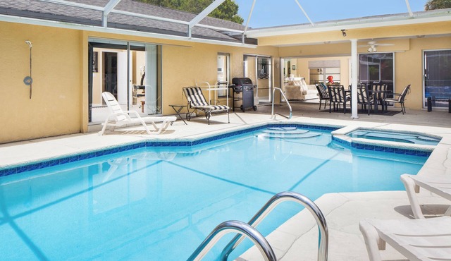 3BR/3BA pool home/pet friendly in the heart of Naples near the beach