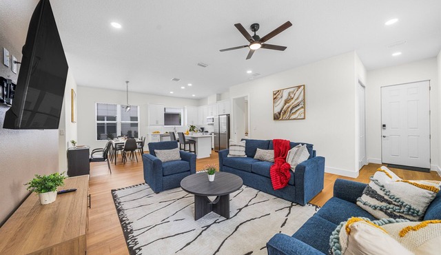 3BR/3BA | Private Balcony | Sleeps 8 | Near Busch Gardens