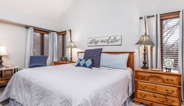 3BR, 3BA Townhome w/Sunporch + Fireplace