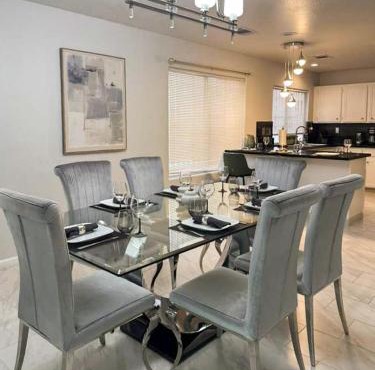 3BR - 3BA w Pool & BBQ -15 Mins to Strip & Airport