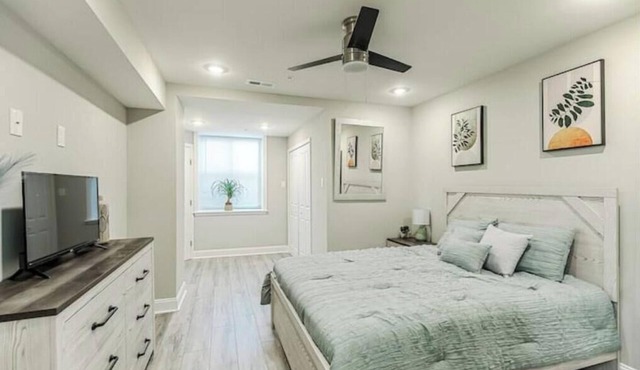 3BR/3Bath Bi-Level Apt near CHOP