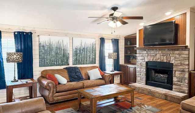 3BR/4BA Cabin - Sleeps 8 - Large Deck, Fireplace, Hot Tub, & Shawnee Forest!
