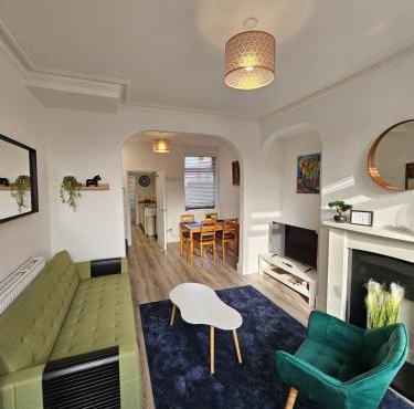 3BR, 6 min to central station, full kitchen