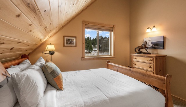 3BR A frame near West Yellowstone, just 7 minutes from the park! Mule Deer Cabin