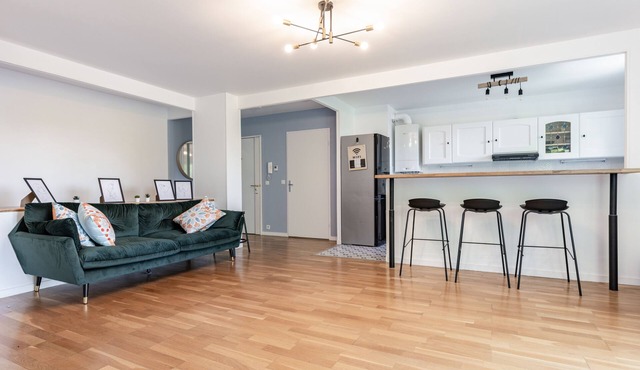 3BR Appartment: Garden View, Prem Amenities, Free Parking - 10 Min to Central