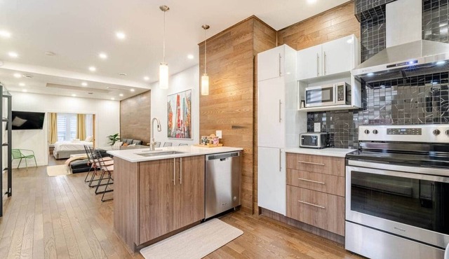 3BR Apt DT/King Bed/Indoor Parking/AC
