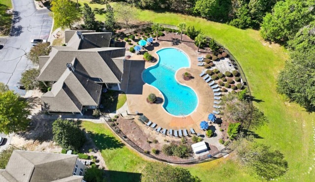3BR Apt with Pool 5*Star Perks* Close to Lex Hosp