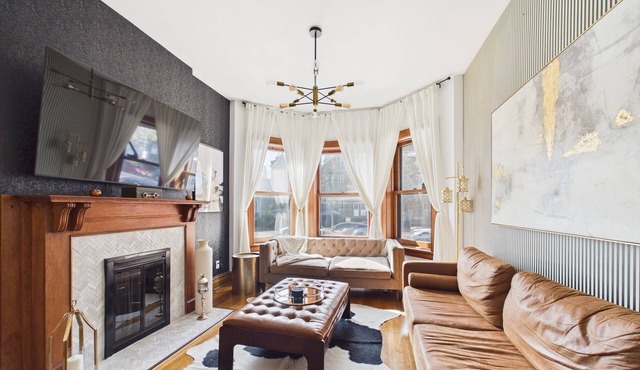 3BR Art Deco retreat with garage.
