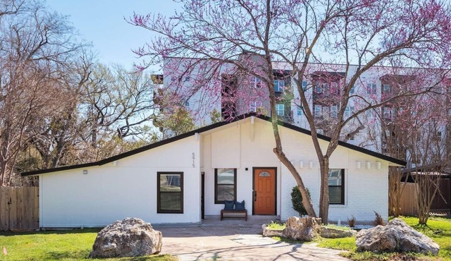 3BR Austin Home Near SoCo | Free Parking ❤️ Walk to Shops, Restaurants & BBQ