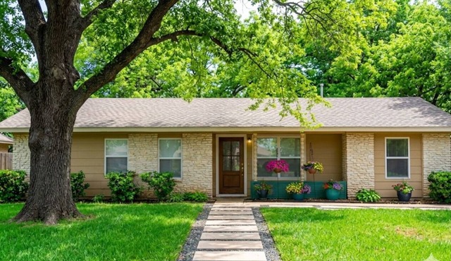 3BR Austin Home Near SoCo | Free Parking ❤️ Large Yard, Mins to Downtown
