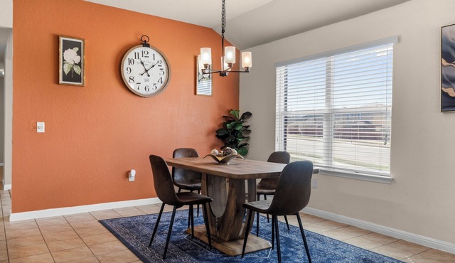 3BR Austin Retreat -King Bed - Office - Home Gym - Sleeps 8 - Near Downtown
