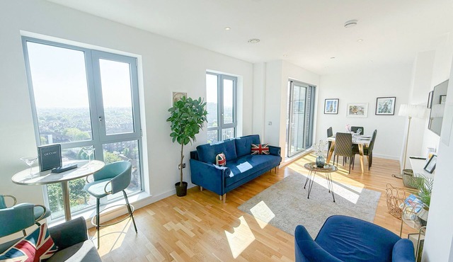 3BR Battersea Penthouse + Parking, Lift, 3 Balcony