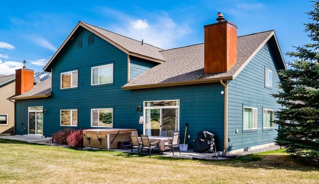 ‼️3BR Big Sky Getaway w/Hot Tub and Mountain View