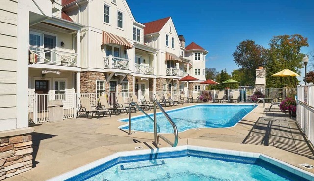 3BR Boutique Suite Sleeps 10 | Pool, Hot Tub, Free Golf, Near Lake MI