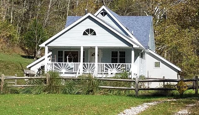 3br bungalow in charming Walton with AC, WiFi