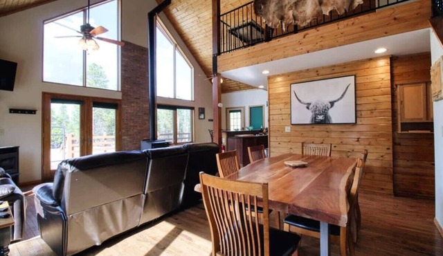 3BR Cabin Escape - Fenced Yard, Jacuzzi, Pets OK