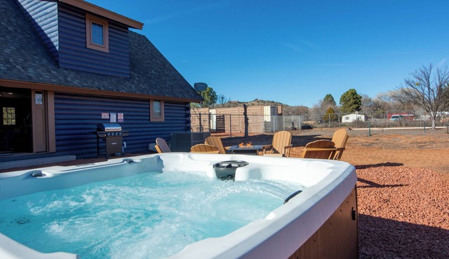 3BR Cabin Near Sedona Hot Tub Creek Access Dog-Friendly