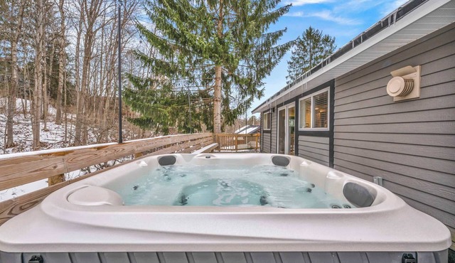 3BR Cabin Near Skiing | Hot Tub & Fireplace