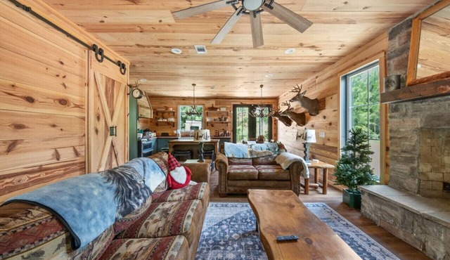 3BR Cabin on 12 Acres near Lake Blackshear, Cordele GA & I-75 (Pet-Friendly)