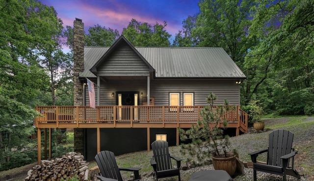 3BR cabin w/hot tub & outdoor deck