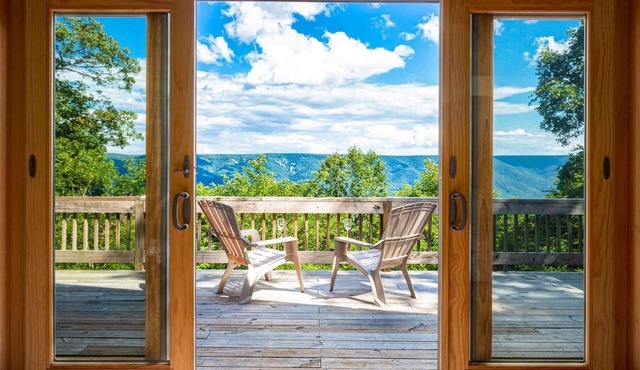 3BR cabin w/scenic deck and pet-friendly
