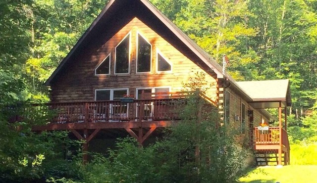 3BR chalet get-a-way w/hot tub, fire pit & pond in natural secluded setting