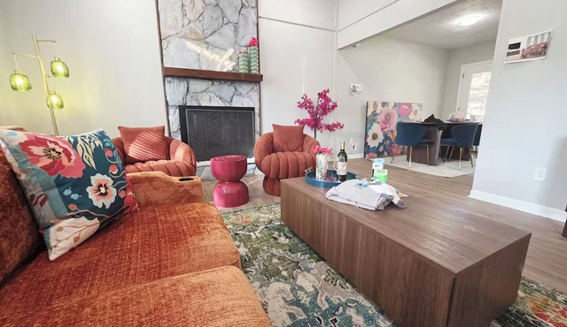 3BR Colorful Haven - Cozy North Columbus Retreat!