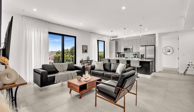 3BR Condo in Fort Lauderdale with Rooftop Oasis