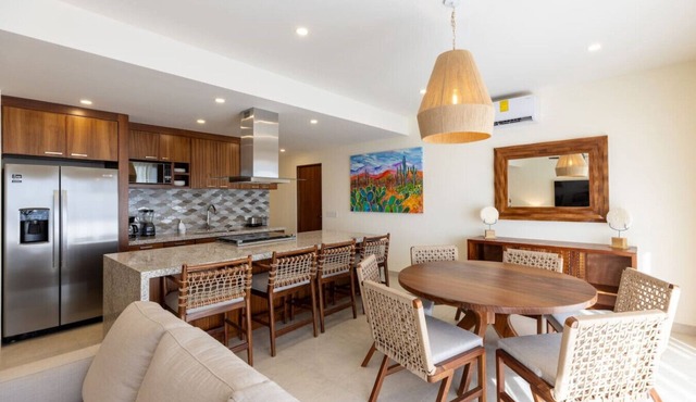 3BR Condo: Partial Sea View, Pool & Jacuzzi