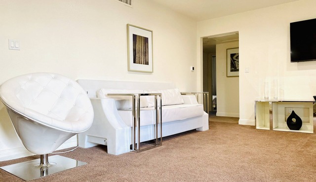 3BR Condo SALE nexttoSTRIP nearLVCC NYE CES sale BOOKmodern stylish WiFi parking