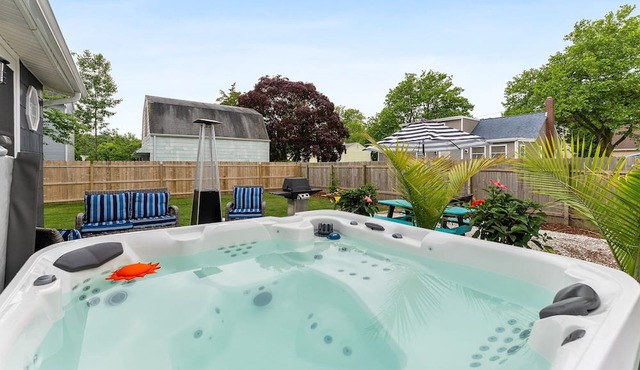 3BR Cottage Beach and Bay Hot Tub Fireplace 3-Season Porch Fenced Yard