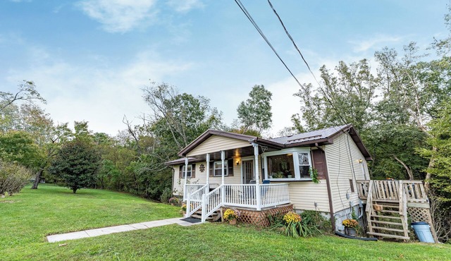 3br Cottage in Lansing bordering the New River Gorge National Park and Preserve