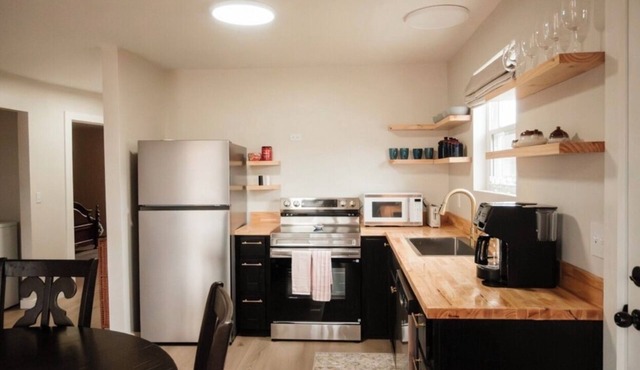 3BR Cottage Off Main - Downtown - Fast Wifi - 25 Min to ANO, I-40 2 Min,