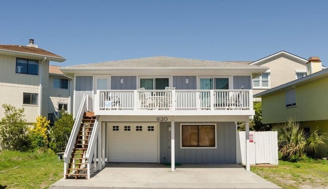 3BR cottage with a short stroll to beach or sound!