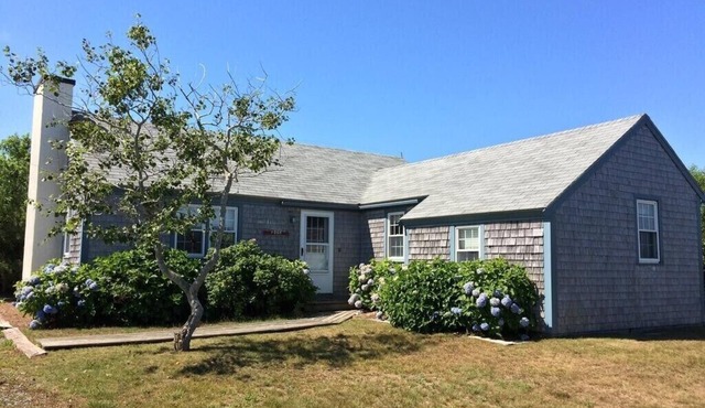 3BR cottage with yard, walk to private or public Madaket beaches