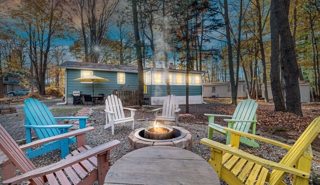 3BR Cozy Cottage, AC, BBQ, Fast Wi-Fi, Fireplace, Firepit, Walk to Beach