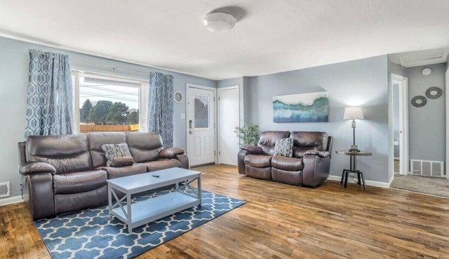 3BR Dog-Friendly, Midterm & Corporate near Airport