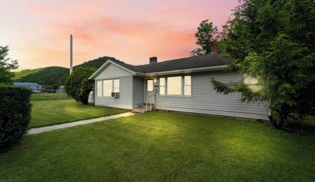 3BR Downtown | Greenbrier Trail + Fenced Yard