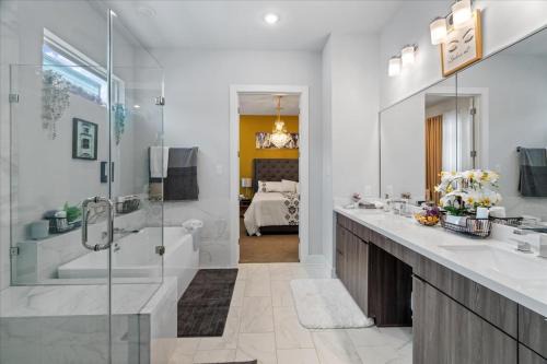 3BR Ensuite in Galleria 15 Min to FIFA Sleeps 6