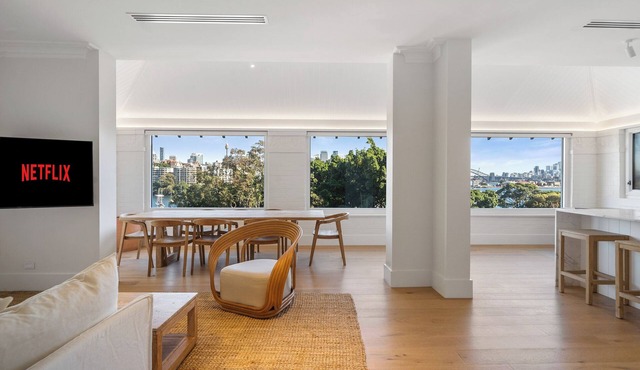 3BR Entire Lvl Penthouse with Views Darling Point