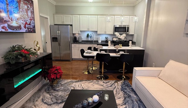 3BR Executive Suite: Extended,Relocation & Renovation Stays Pet-Friendly