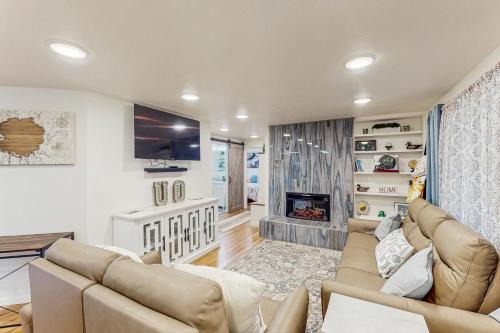 3BR Family-Friendly House with WiFi and Fireplace