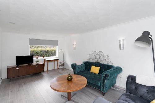 3BR Family House with Free Parking in West Lothian